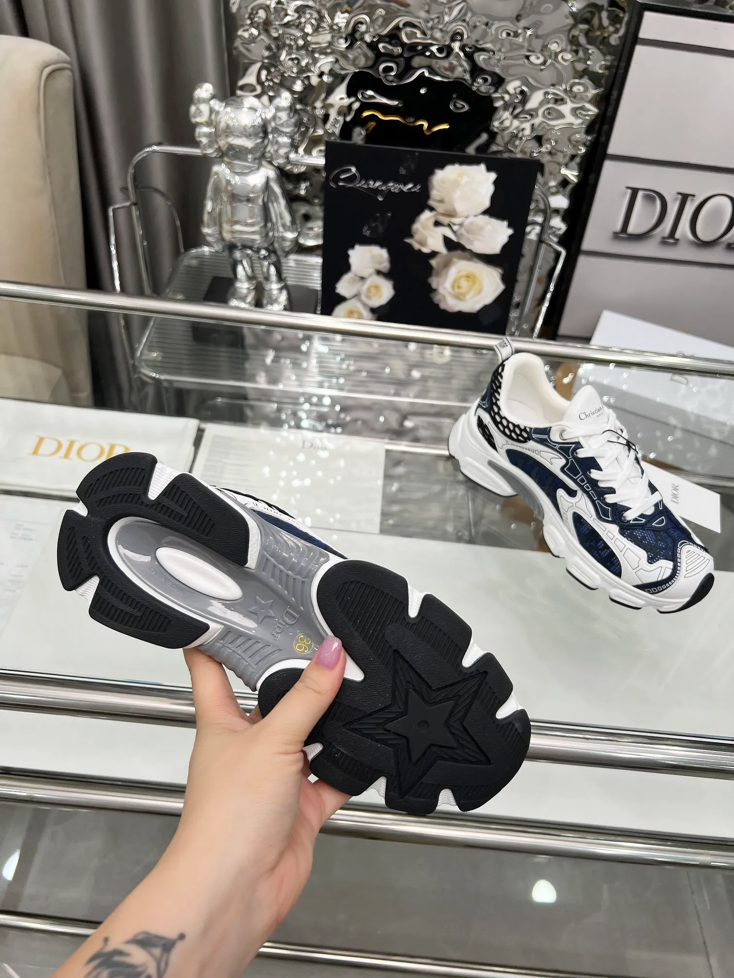 P560🐮🐮The official website of Dijia's new colors has been updated simultaneously [Celebration] This Dior Vibe sneaker incorporates Dior's high-end spirit and reinterprets classic running shoes. White mesh fabric features an Oblique print and is paired with laminated leather-effect panels in gold and silver tones for a contrasting look. It is further embellished with classic details such as 3D effect details, the lucky star symbol on the rear, and the logo on the tongue and rear pull tab. The lightweight sole is embellished with gray stars, complementing a variety of casual or elegant pieces for a modern look. Size: Women’s size 35-41 (35/42 can be customized) Men’s size 40-46 (39/46 can be customized)